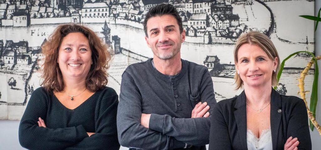 L'équipe de Transport Didier comportant deux femmes et un homme posant pour la caméra