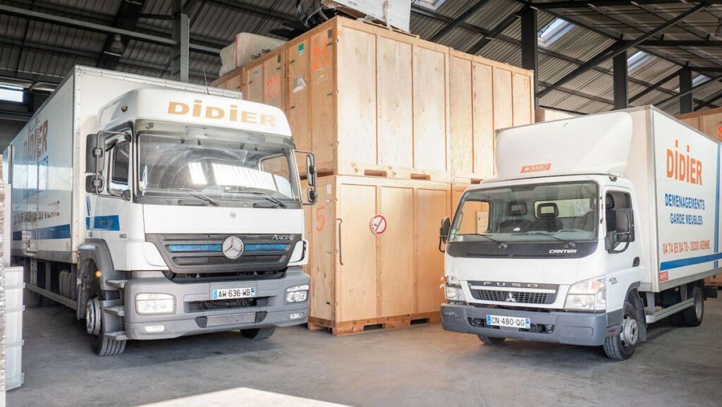 Deux camions dans un entrepôt de stockage