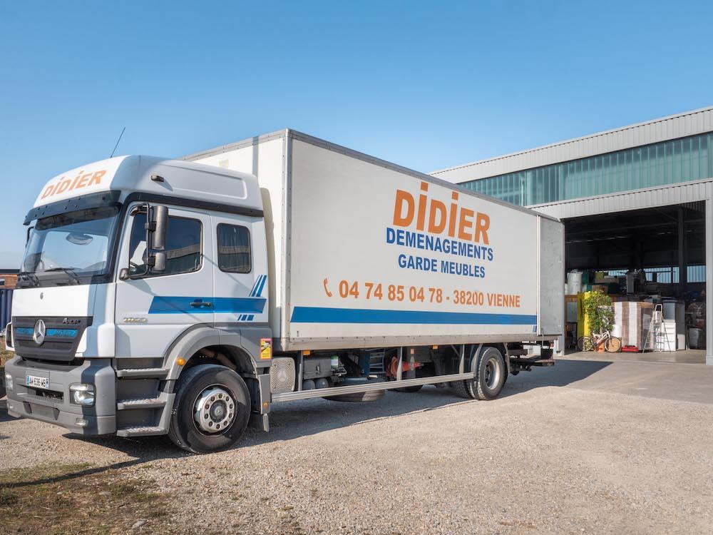 Camion de déménagement Didier garé devant d'entrepôt